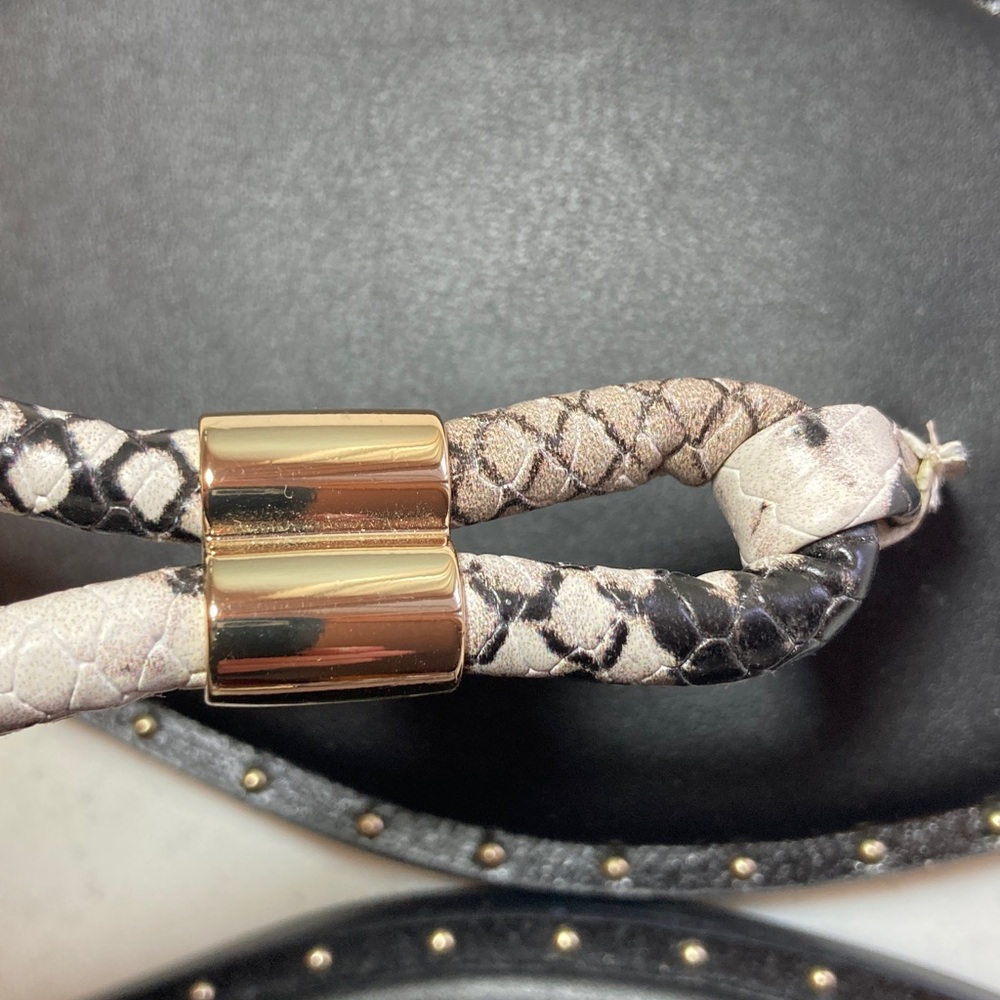 NWOT Steve Madden Black and Cream Snake-Print T-Strap Sandals with Gold Accent - Picture 3 of 6